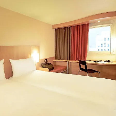 Ibis Orly Tram 7 3*