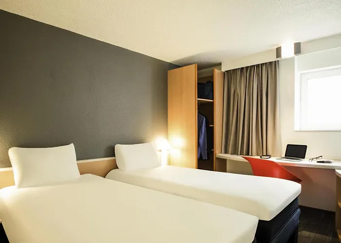 Ibis Orly Tram 7 3*