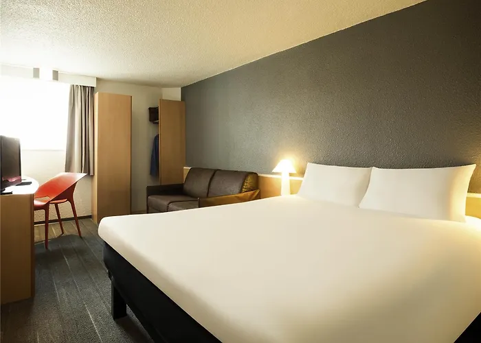Ibis Orly Tram 7 3*